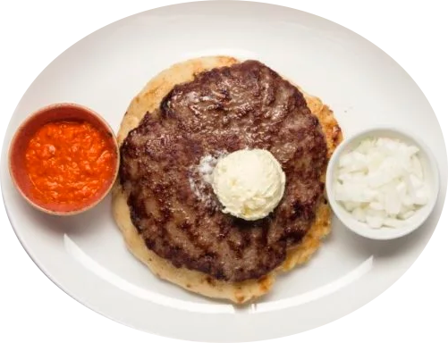 Traditionelle Balkan-Spezialitäten, Kajmak, Fladenbrot und Eintöpfe